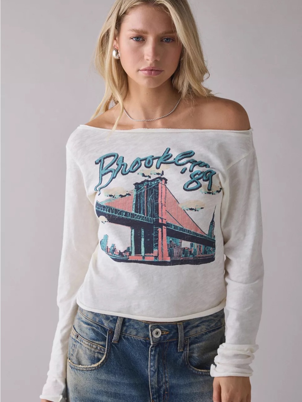 Off-Shoulder Graphic Tee "Brooklyn '89" in White with Blue & Pink Print